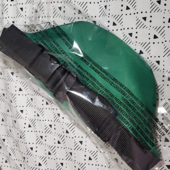 MAC x STRANGER THINGS BELT BAG. - Picture 3 of 6